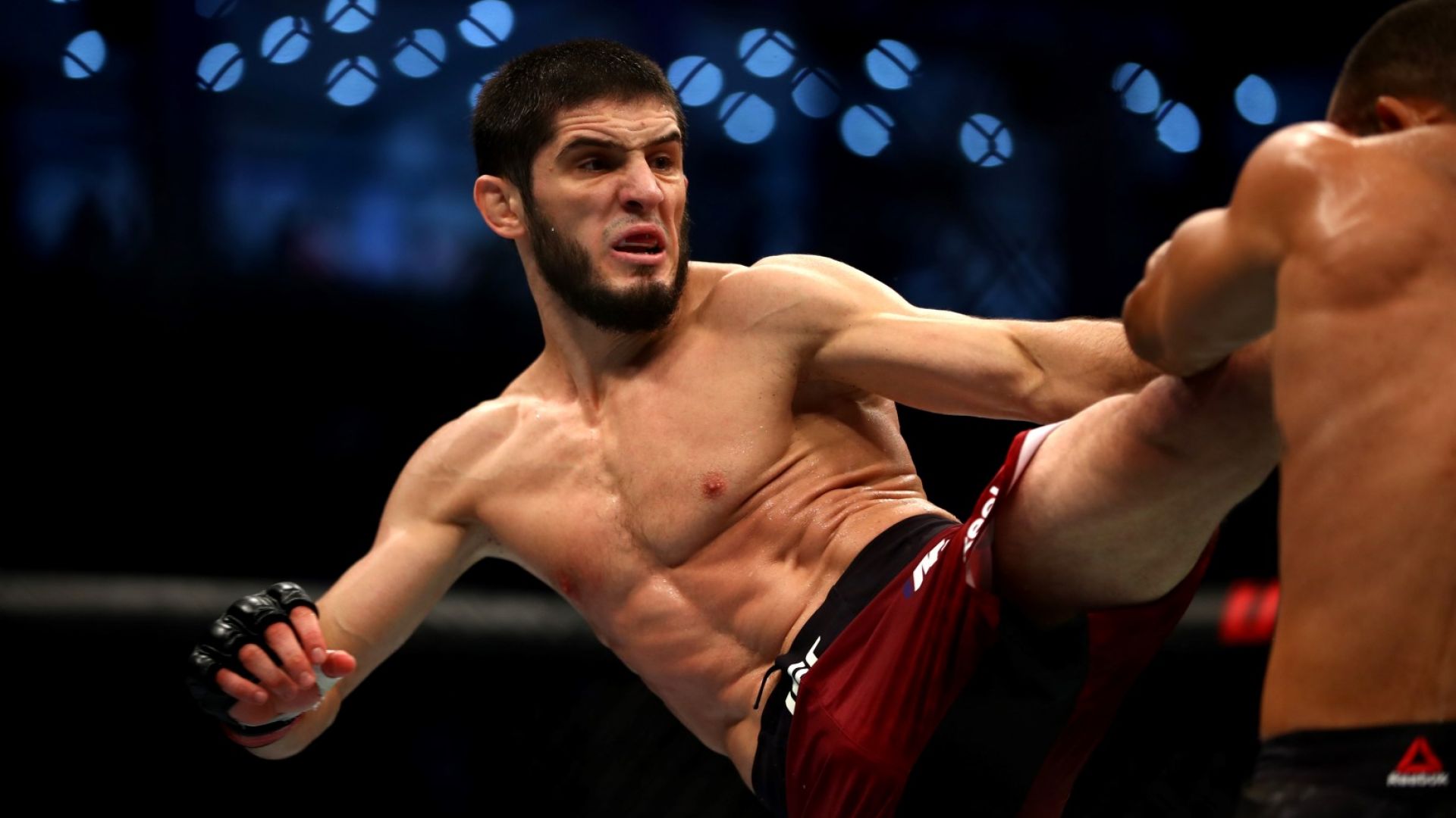 Руски боец, печелил световна титла в София, гази наред в клетката на UFC