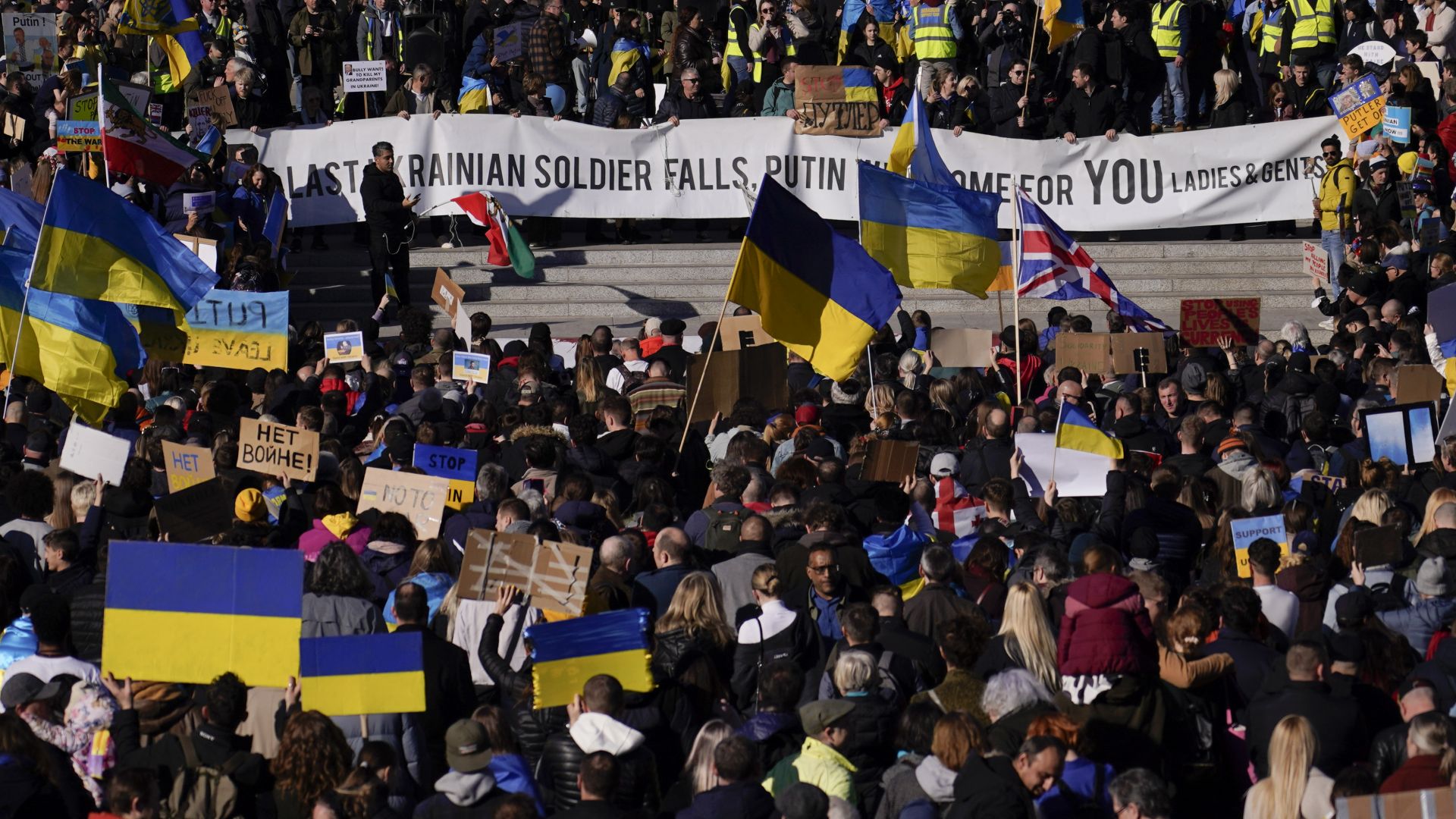 Британски граждани се отправят към Украйна, за да се включат в битките срещу Русия