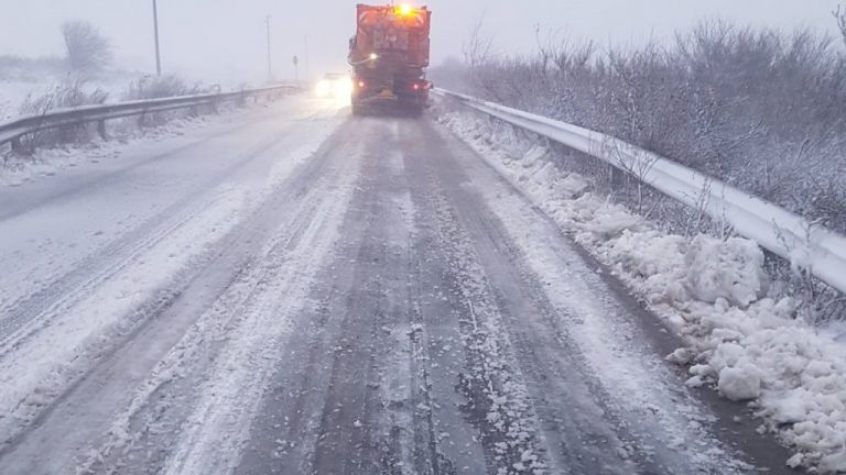 Обилният снеговалеж обърна автомобили в Североизточна България, предизвика спиране на