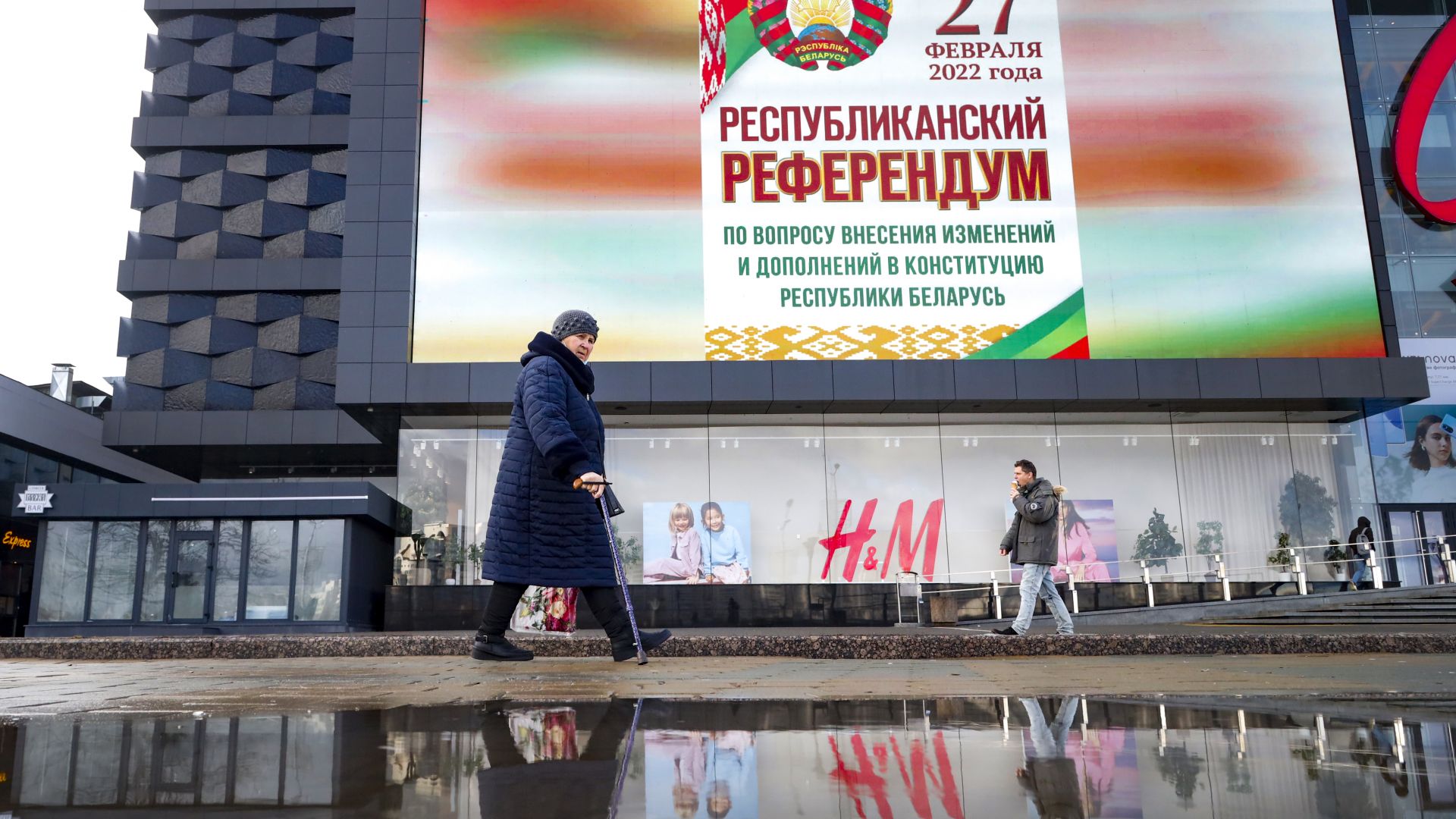 Стотици арестувани в Беларус след референдума, с който се отказа от статута си на неядрена държава