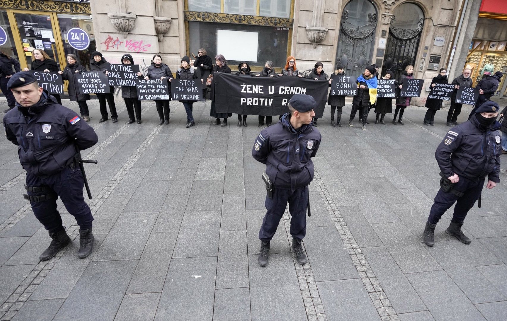 Сръбски полицаи охраняват членове на антивоенната организация "Жени в черно" по време на протест срещу руската инвазия в Украйна, в Белград, Сърбия, събота, 26 февруари 2022 г.
