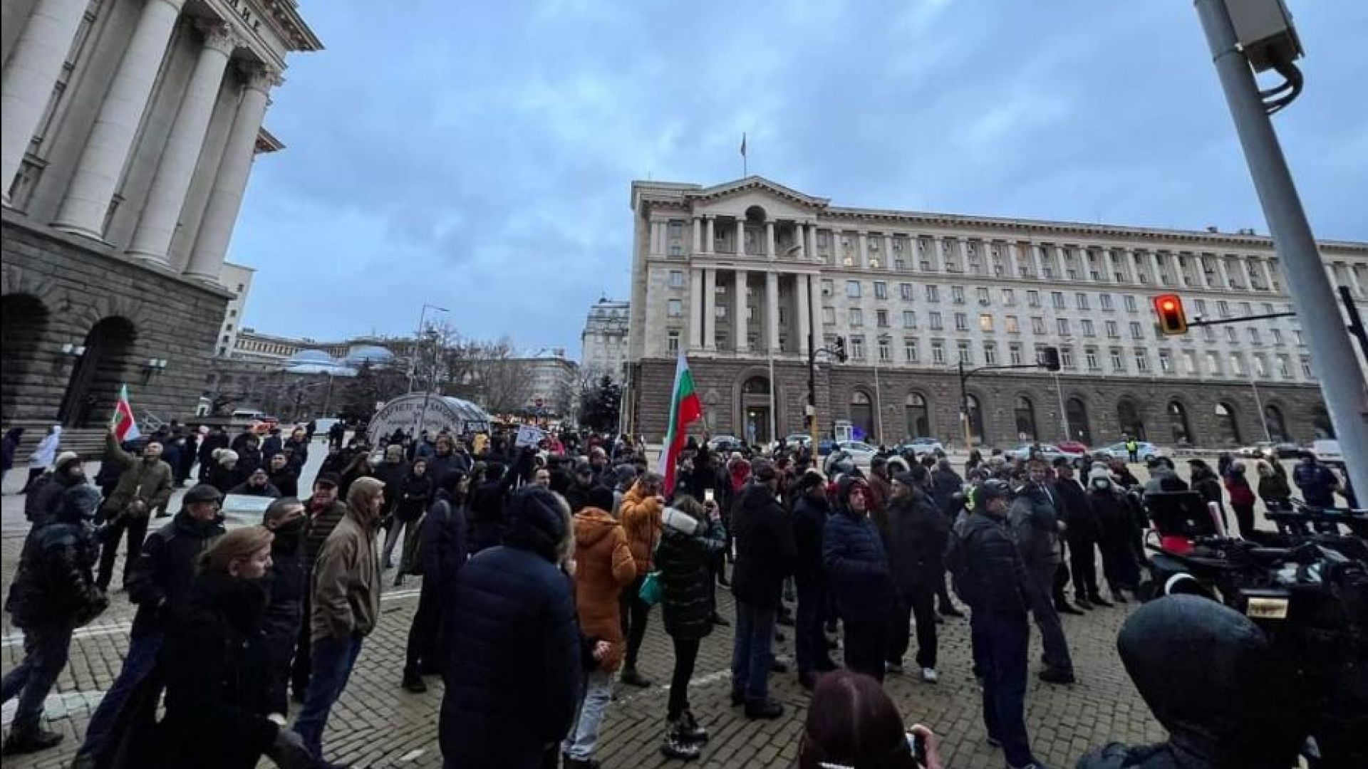 Два протеста чакат обяснение от Петков за отстраняването на Янев, искат го за премиер (видео)