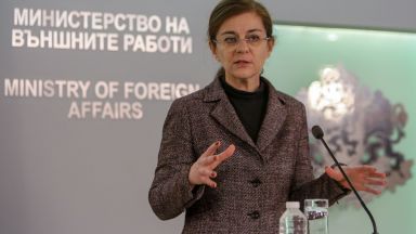 Четири автобуса и всички леки автомобили на посолството ни в