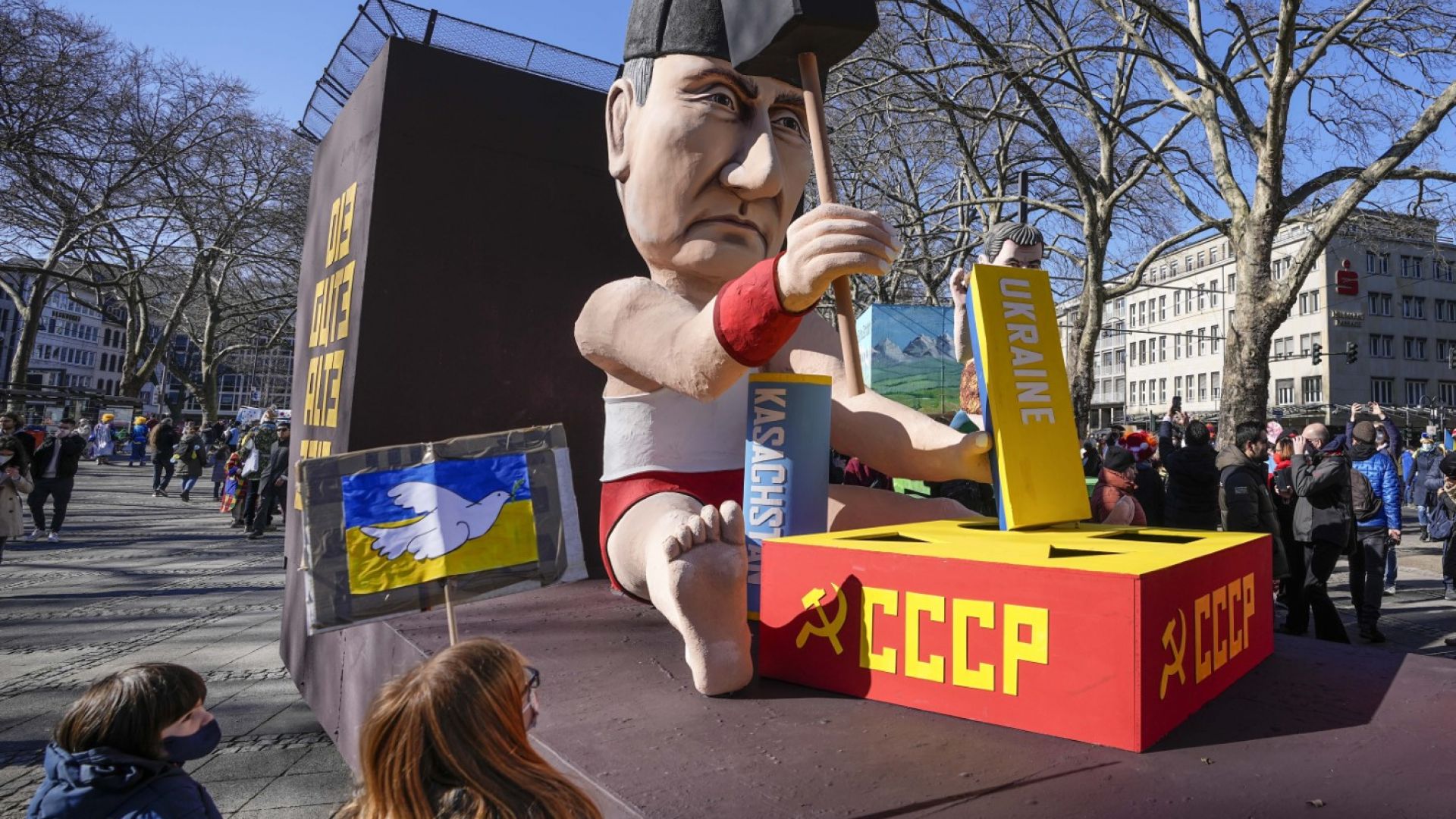 Руският президент Владимир Путин под формата на кукла си играе с Украйна за възстановяване на Съветския съюз на площад в Кьолн, Германия, по време на митинг на срещу войната в Украйна на 28 февруари