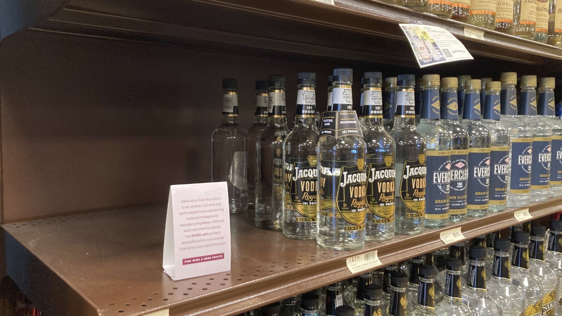 Супермаркети свалят руските стоки от рафтовете си, отива си и водката