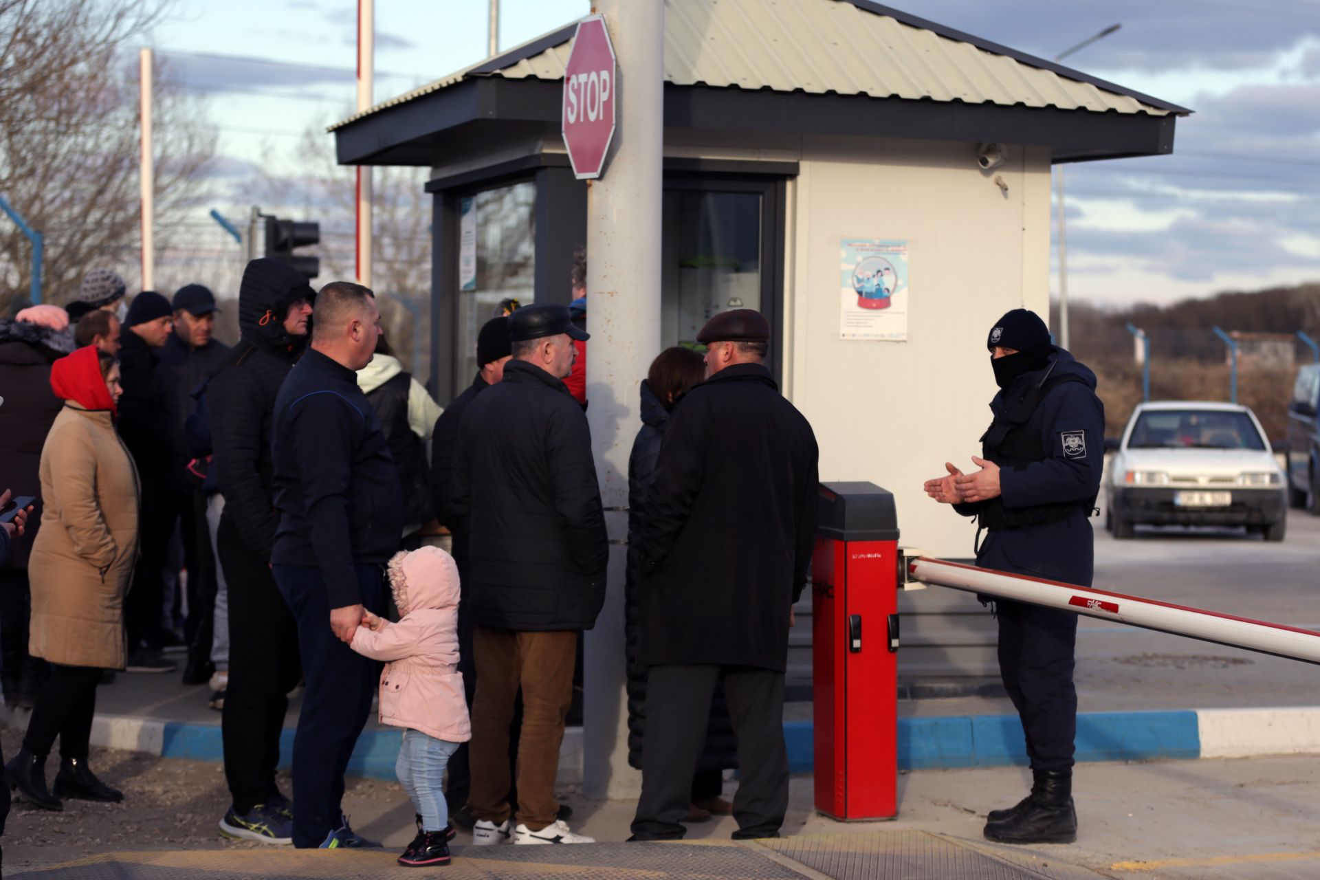 Хора, преминали границата от Украйна към Молдова, чакат пред граничен контролно-пропускателен пункт "Паланка"