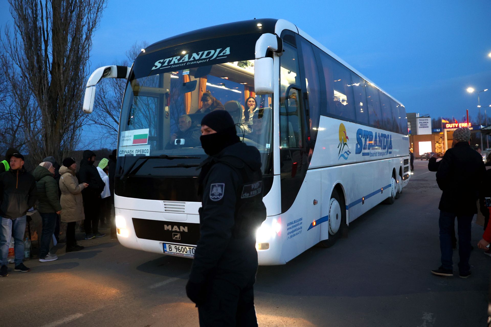 27 февруари 2022:  Един от двата автобуса с българи, евакуиращи се от Украйна, преминава границата от Украйна към Молдова на граничен контролно-пропускателен пункт "Паланка"