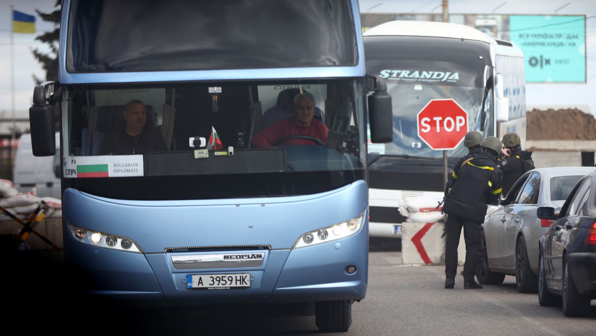 Автобус с българи, евакуиращи се от Украйна, преминава през контролно-пропускателен пункт на един от входовете на Одеса, Украйна