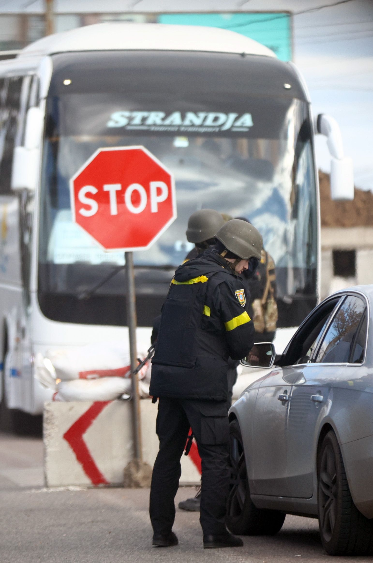 Автобус с българи, евакуиращи се от Украйна, преминава през контролно-пропускателен пункт на един от входовете на Одеса, Украйна