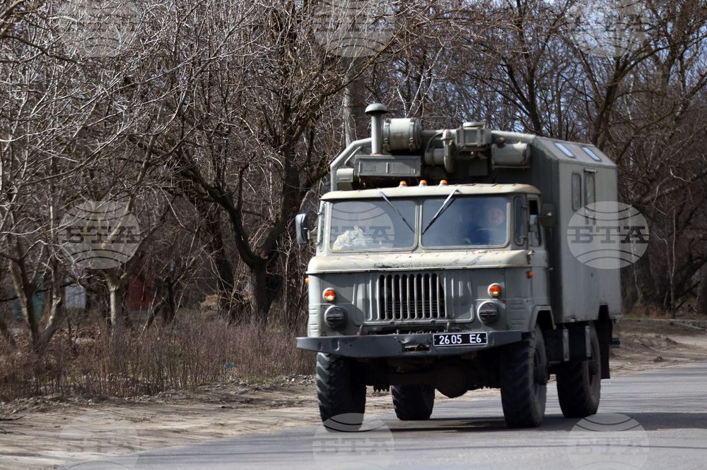 Военен камион марка "ГАЗ" се движи по улица край Одеса