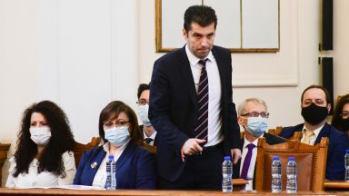 Лидерът на Възраждане Костадин Костадинов бе наказан от зам председателя на