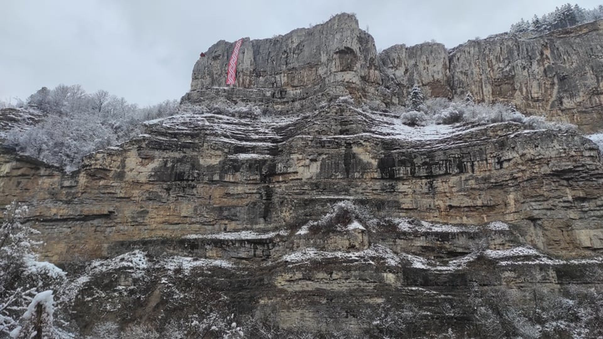 Лакатнишките скали отново се оцветиха в бяло и червено с 30-метрова мартеница (снимки/видео)
