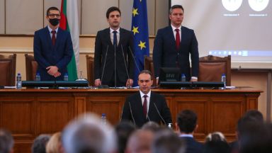 Парламентът прие оставката на Стефан Янев и избра за военен министър Драгомир Заков