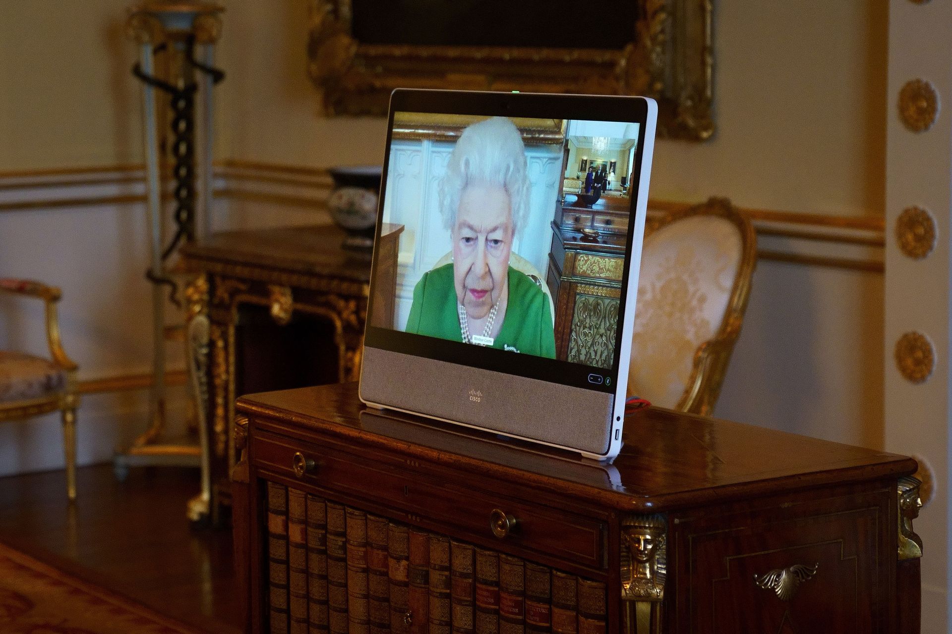 Кралица Елизабет провежда първата си онлайн среща след заразяването с COVID