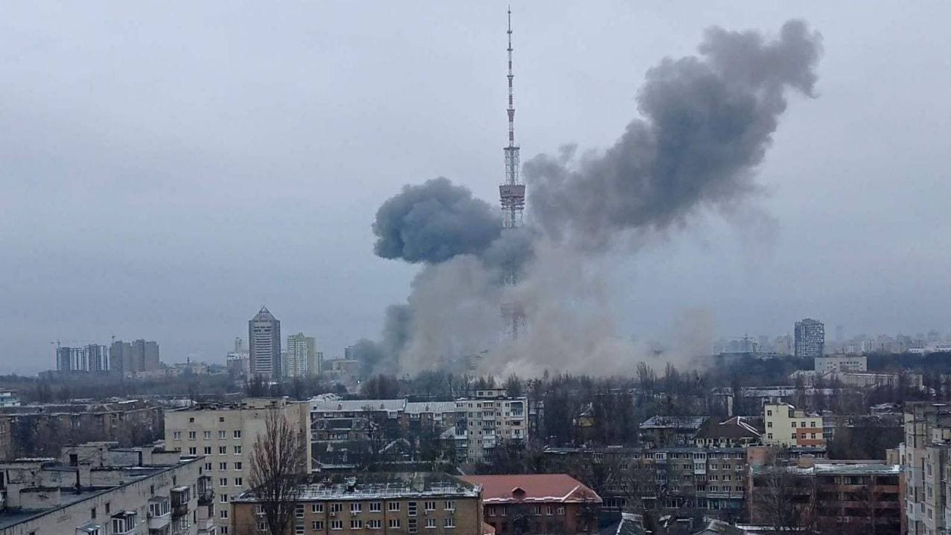 Ракетна атака по телевизионната кула в Киев, вижте момента на удара (видео)
