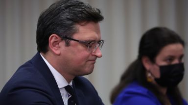 Украинският външен министър Дмитро Кулеба по време на телефонен разговор