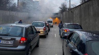 Кола пламна в тунела към „Люлин”, блокира движението (видео)