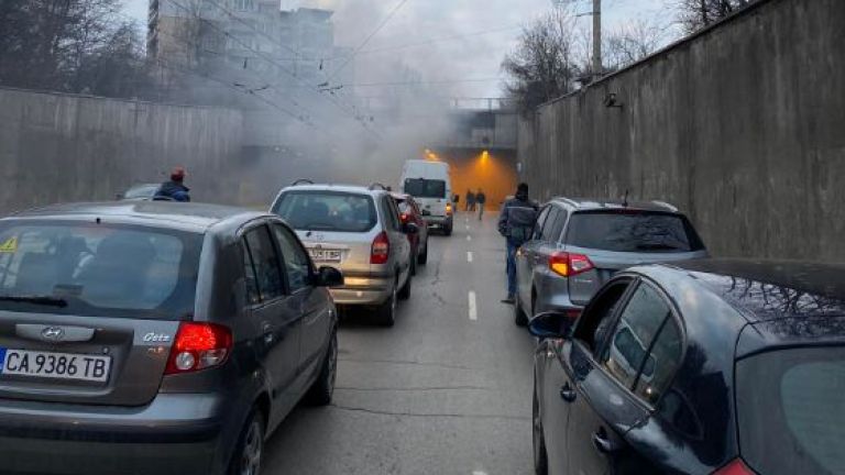 Кола се запали в тунела, водещ към столичния квартал Люлин