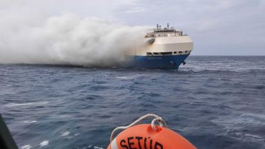 Кораб с коли за над 400 млн. долара потъна след пожар в Атлантическия океан (видео)