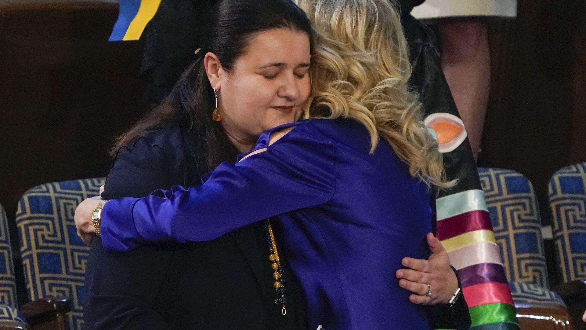 Посланикът на Украйна Оксана Маркарова в топла прегръдка с Първата дама на САЩ Джил Байдън