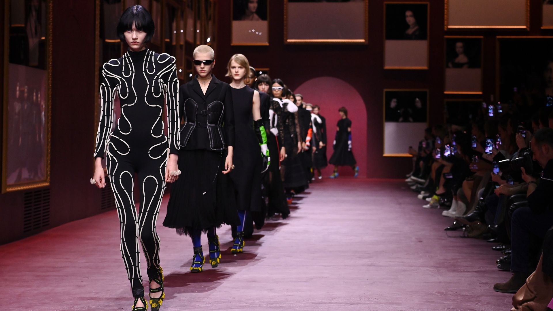 "Dior" предложи "защитна мода" и феминистки послания във времето на война