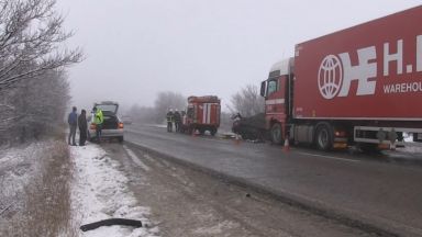 Тежка катастрофа между лек автомобил Ауди и ТИР на пътя