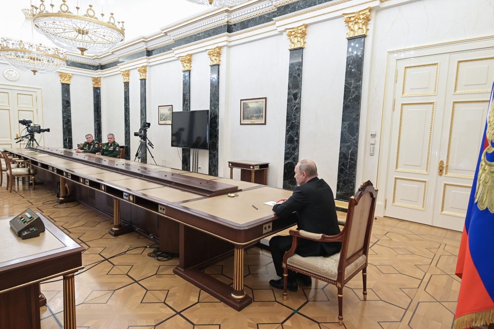 Руският президент Владимир Путин говори с руския министър на отбраната Сергей Шойгу и началника на Генералния щаб на въоръжените сили на Русия и първи заместник-министър на отбраната Валерий Герасимов на 27 февруари 2022 г.
