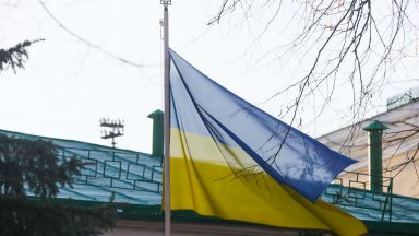 Украйна свали националното си знаме от сградата на посолството в