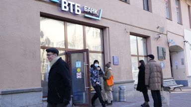 ЕС спря еврото за Русия, изключи 7 банки от SWIFT, но се смили над други две
