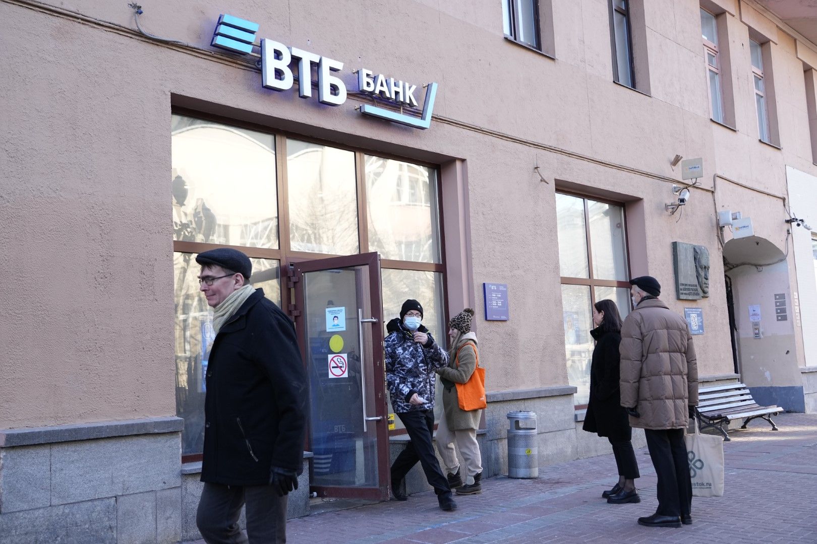 Опашка за теглене на пари от банкомат на VTB Bank (ВТБ банк) в центъра на Москва, в понеделник, 28 февруари 2022 г.