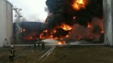 Снаряд подпали голям пожар в украинския град Чернигов тази сутрин