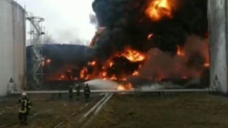 Снаряд подпали голям пожар в украинския град Чернигов тази сутрин.