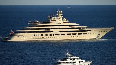 Великобритания предприема по строги санкции срещу самолети и яхти на руските