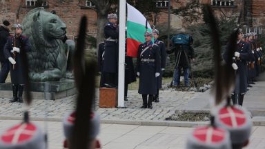 Тържествена церемония по издигане на националното знаме пред Паметника на