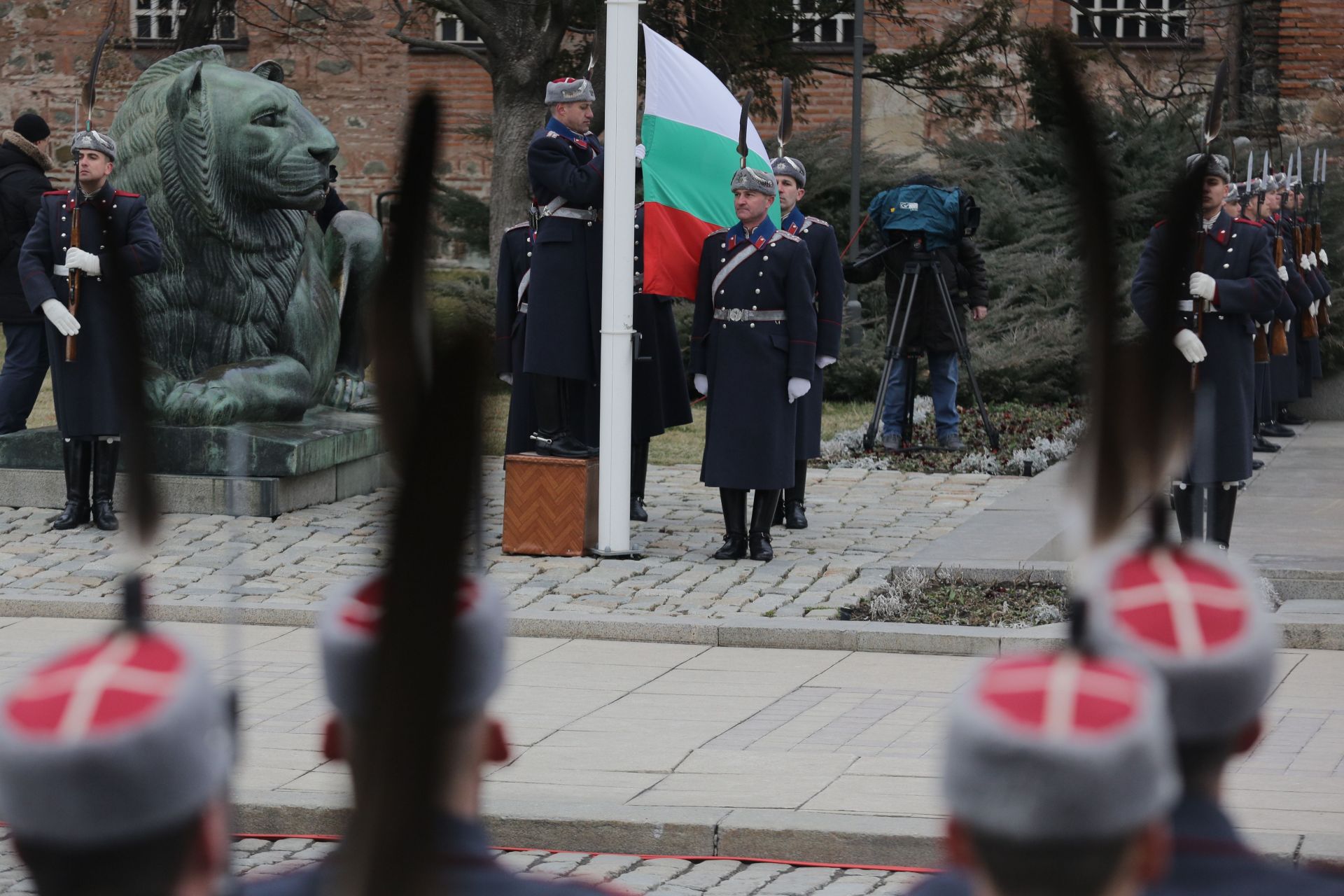  Издигане на националното знаме на Паметника на незнайния войник в София 
