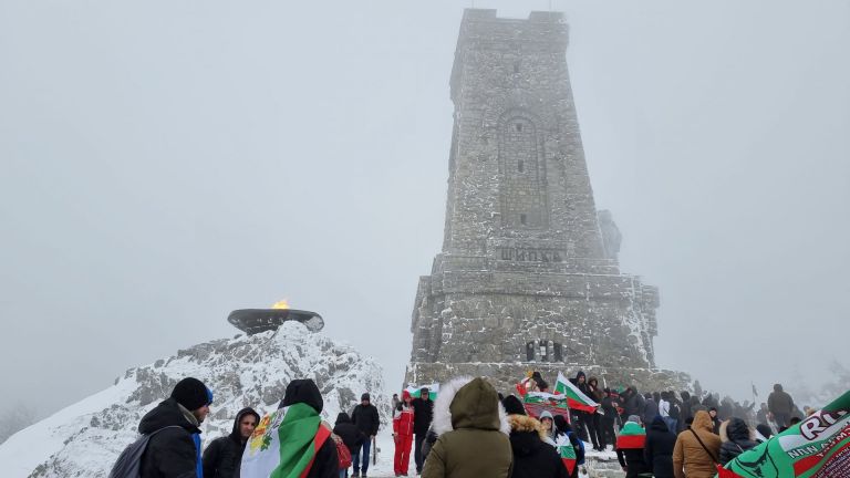 Стотици родолюбиви българи от двете страни на Балкана вече се