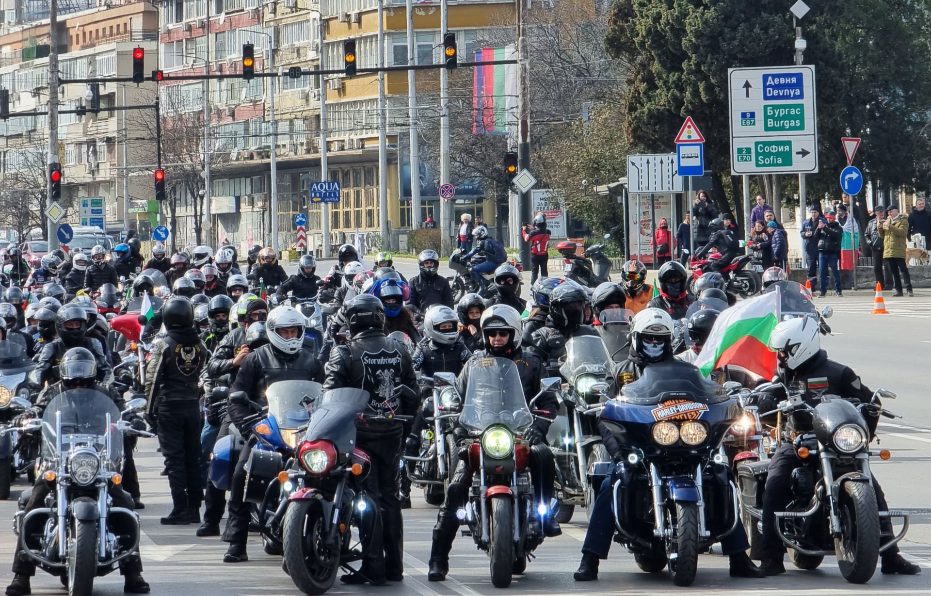  Пред Катедралния храм „ Успение Богородично “ се събраха рокери от варненски мотоклубове и проведоха почетна обиколка на града под надпис „ В името на България “ 