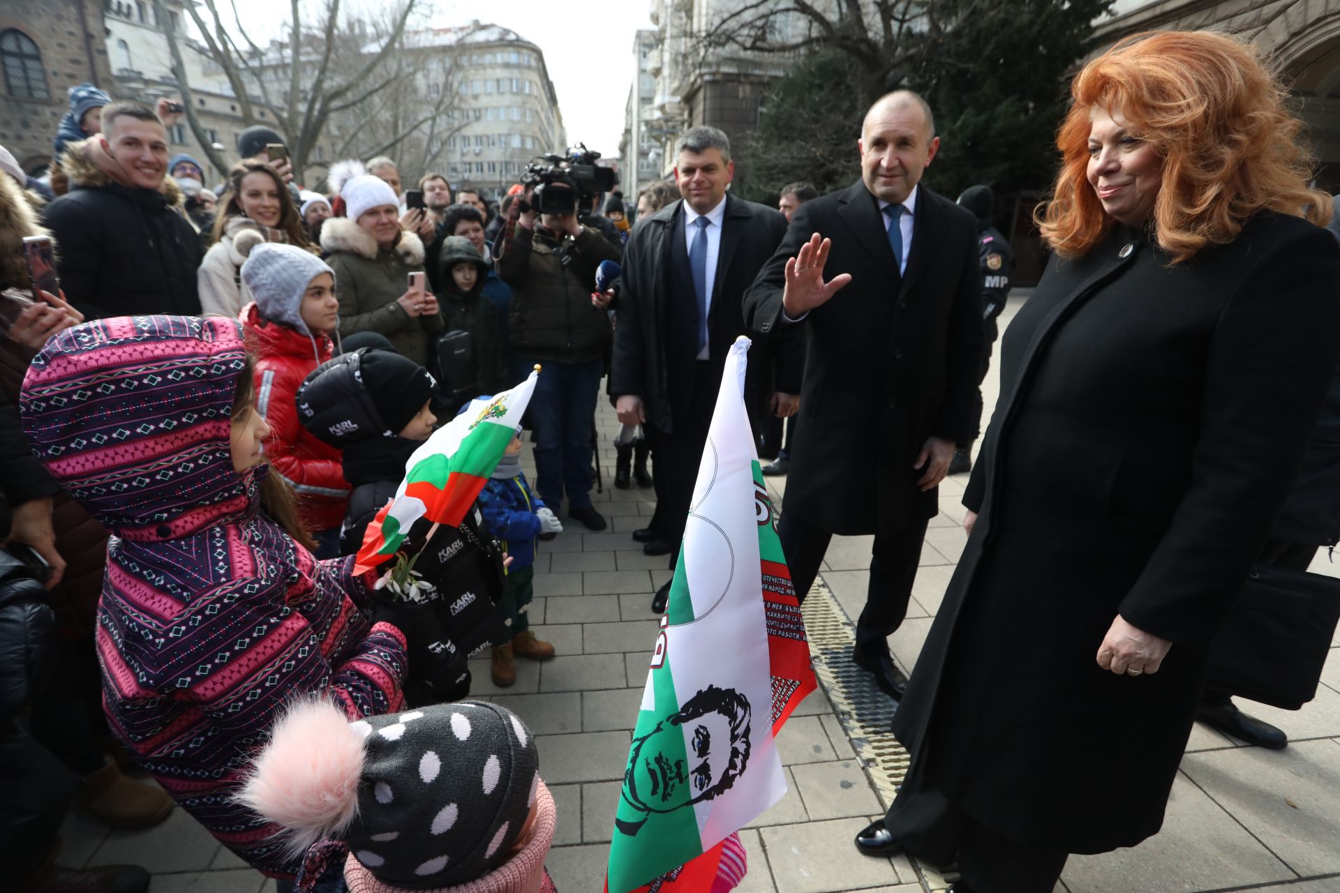  Румен Радев и Илияна Йотова поздравиха събралите се жители пред Президенството 