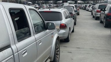 Македонски гранични полицаи не пускат в страната сънародници с български коли