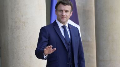 Френският президент Еманюел Макрон смята че най лошото тепърва предстои каза