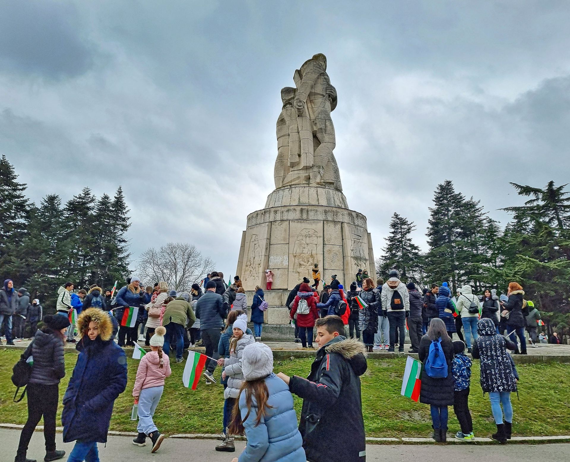  Граждани и посетители на Варна поставиха венци и цветя на паметника на съветските войни в морската градина по отношение на 144 годишнината от Освобождението на България 