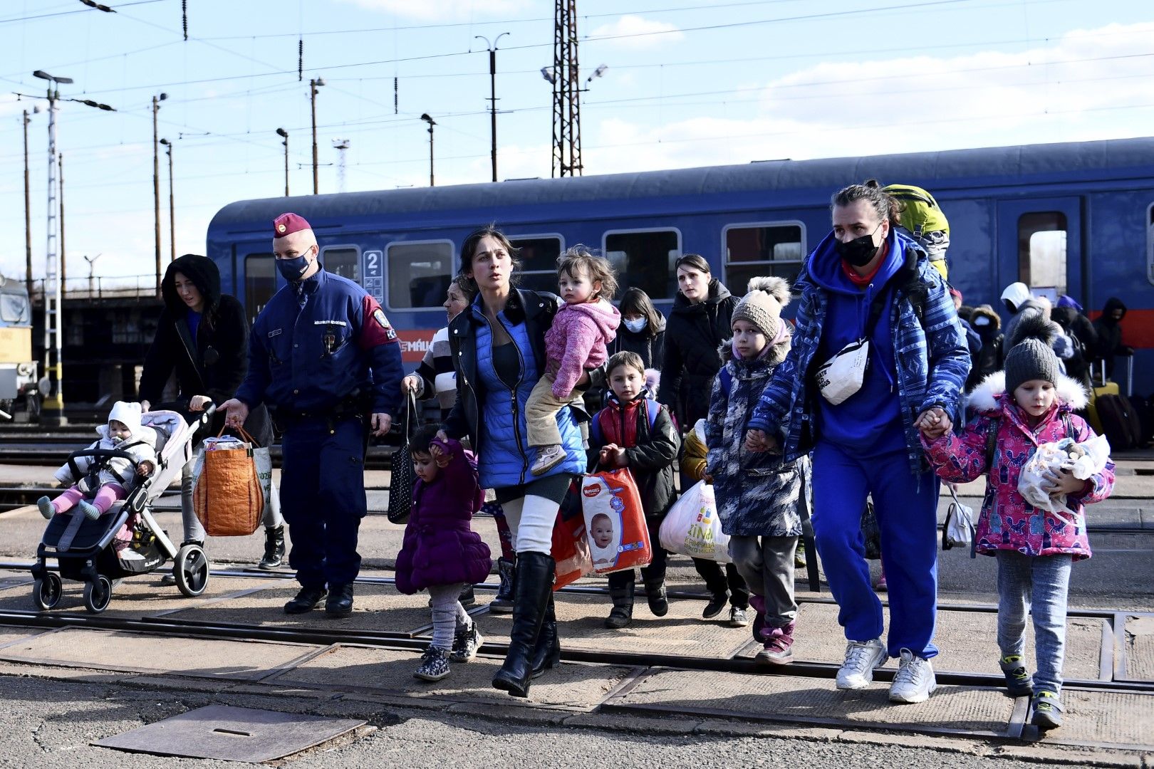 Бежанци, бягащи от конфликта от съседна Украйна, пристигат в Захони, Унгария, на 27 февруари