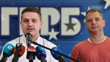 Младежите на ГЕРБ си прибраха бидоните от бензиностанциите но цената