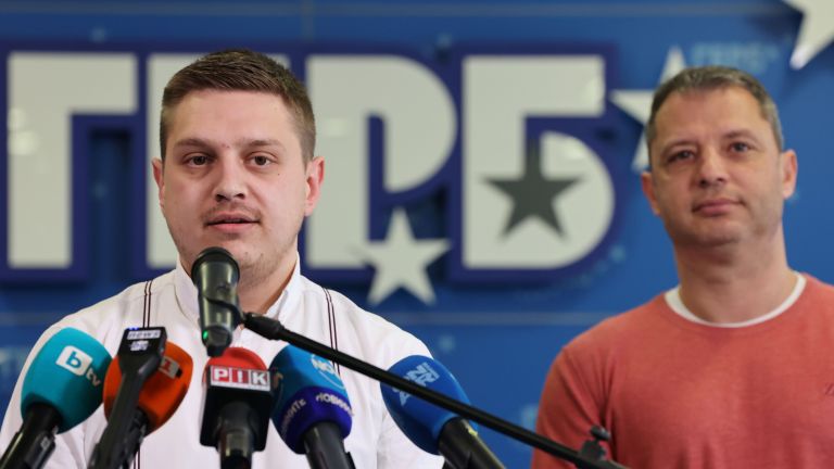 Младежите на ГЕРБ си прибраха бидоните от бензиностанциите, но цената