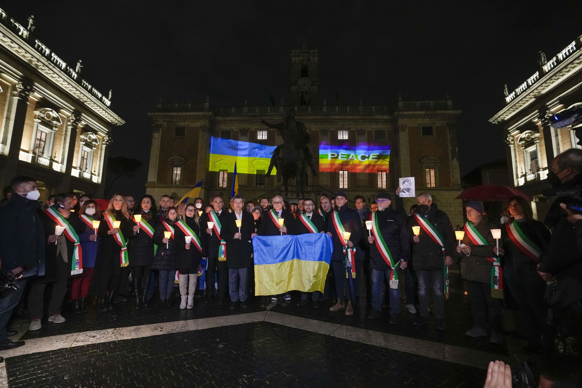 Кметът на Рим Роберто Гуалтиери, център с украинско знаме, е заобиколен от кметове на провинция Рим, докато участват в протест срещу руската инвазия в Украйна, на площада на градския съвет Пиаца дел Кампидолио в Рим, петък, 4 март 