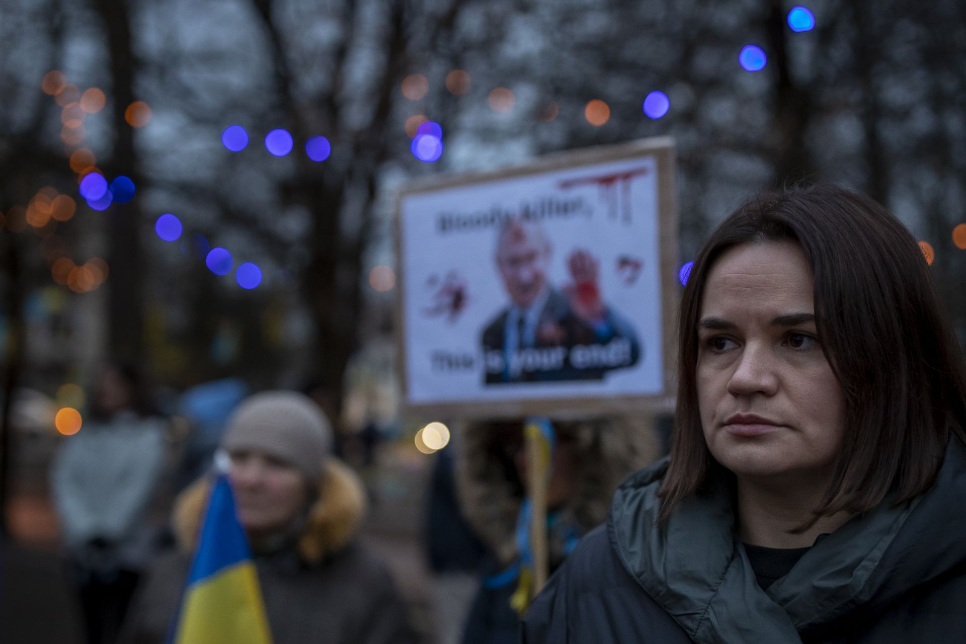 Лидерът на беларуската опозиция Светлана Цихановская, вдясно, участва в протест срещу руската инвазия в Украйна пред руското посолство във Вилнюс, Литва, петък, 4 март 