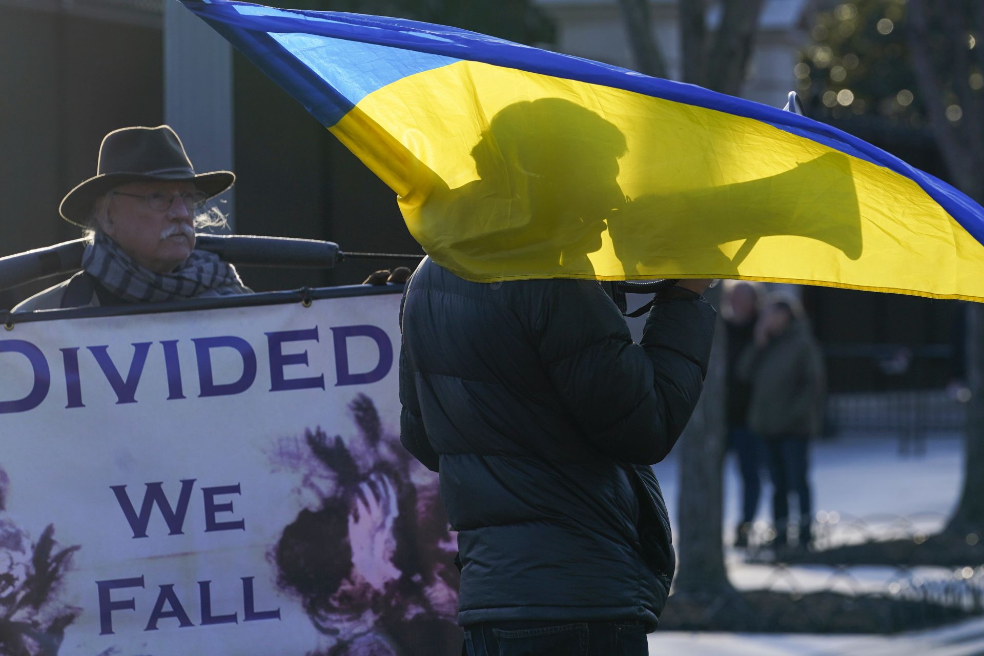 Хората се събират пред Белия дом във Вашингтон, петък, 4 март 2022 г., за да протестират в подкрепа на Украйна