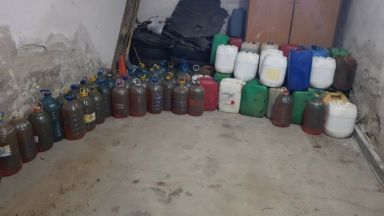 Полицията в Горна Оряховица задържа охранители да крадат гориво от