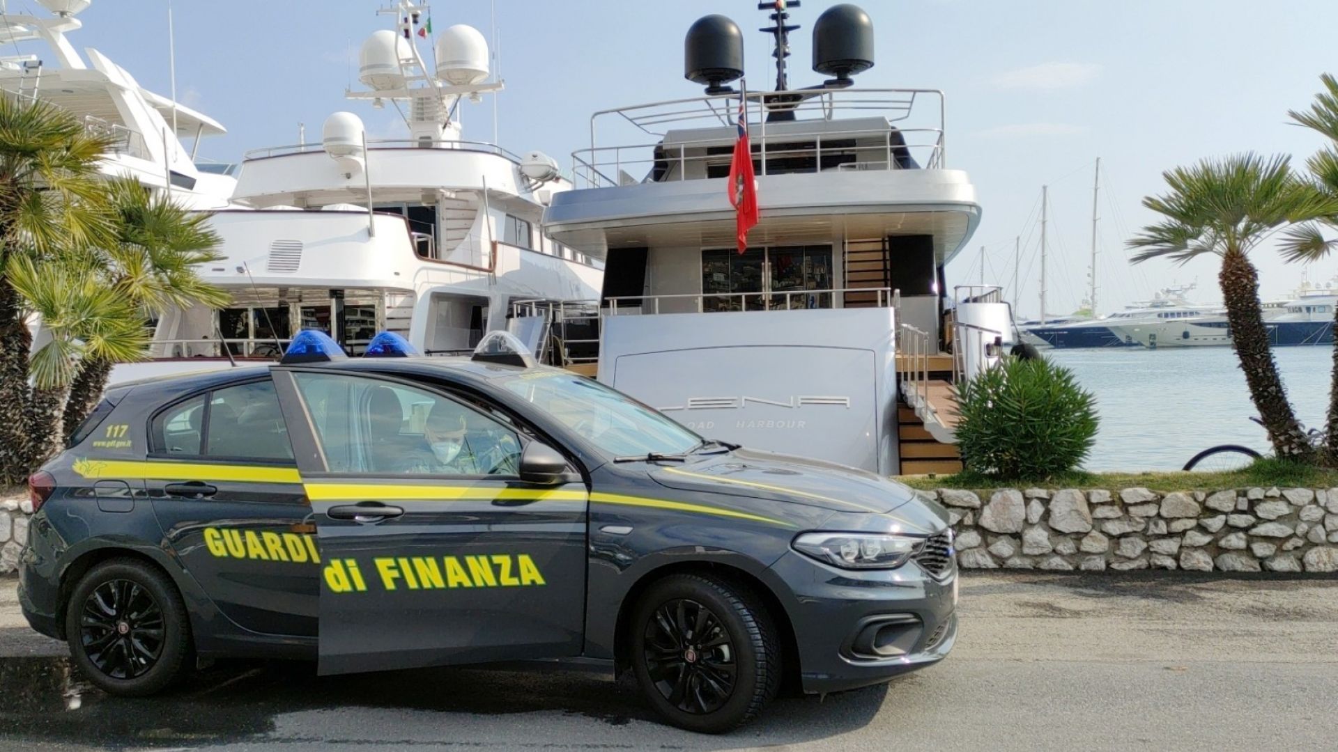 Автомобил на италианската финансова полиция е паркиран пред суперяхтата "Лена" на близкия до Путин олигарх Генадий Тимченко, в пристанището на Сан Ремо