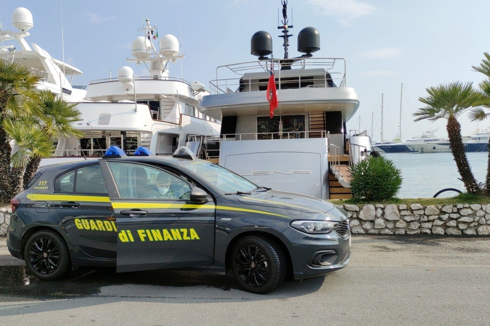 В началото на март яхтата "Лена" на Тимченко на стойност 50 милиона евро беше конфискувана в Италия